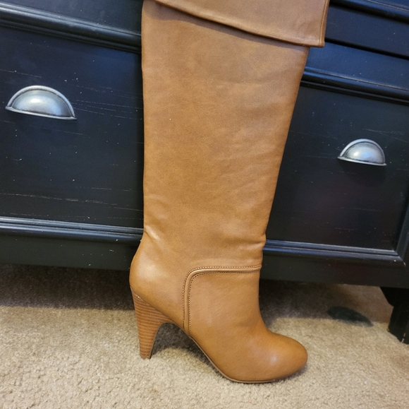 Colin Stuart Butterscotch knee-high heel faux leather boots. 9B - Picture 13 of 15